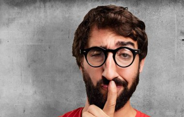 gurur poz genç deli adam