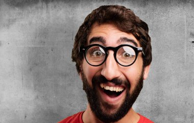 sürpriz ifade ile genç deli adam