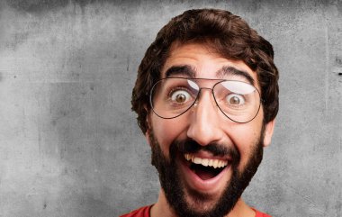 sürpriz ifade ile genç deli adam