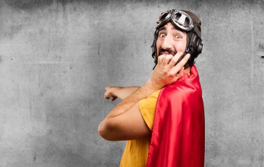 deli süper kahraman korkuttu