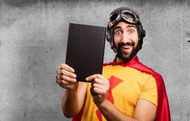 bir kitapla deli süper kahraman