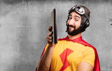 bir kitapla deli süper kahraman