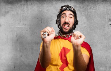 bir zincir ile deli süper kahraman