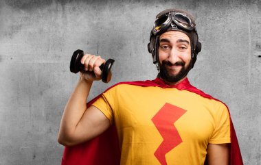bir dumbbell ile deli süper kahraman
