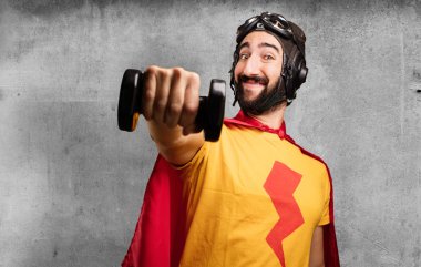 bir dumbbell ile deli süper kahraman