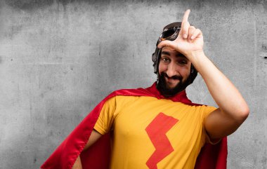 kaybeden işareti ile deli süper kahraman