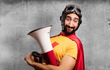 bir megafon ile deli süper kahraman