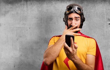 cep telefonu ile deli süper kahraman