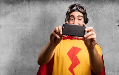 cep telefonu ile deli süper kahraman