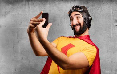 cep telefonu ile deli süper kahraman