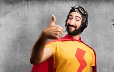 Tamam işareti ile deli süper kahraman