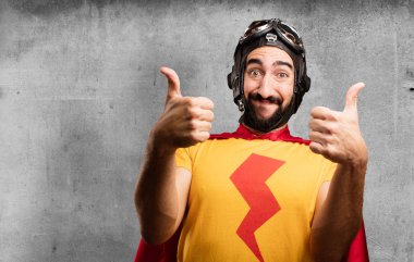 Tamam işareti ile deli süper kahraman