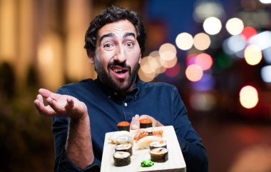 Genç adam yemek suşi