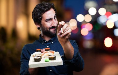 suşi yemek ve işaret gösteren bir adam