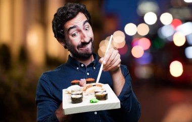 suşi yemek ve işaret gösteren bir adam