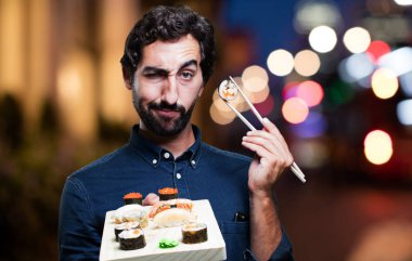 man yemek suşi gurur poz