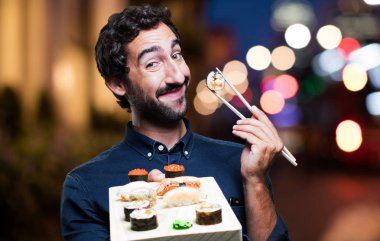 Genç adam yemek suşi