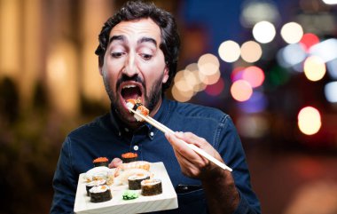 Genç adam yemek suşi