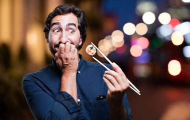 Genç adam yemek suşi