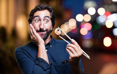 Genç adam yemek suşi