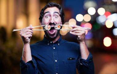 Genç adam yemek suşi