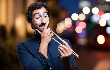 Genç adam yemek suşi