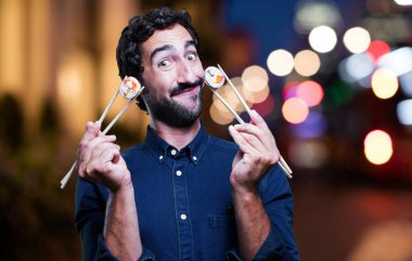 Genç adam yemek suşi