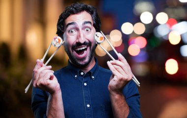 Genç adam yemek suşi