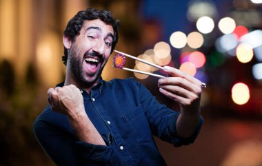 man yemek suşi Tamam işareti ile