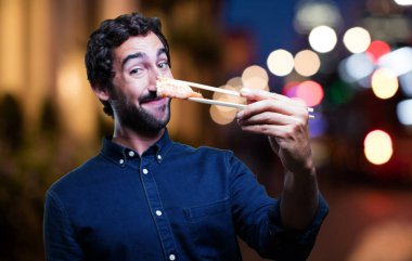 Genç adam yemek suşi