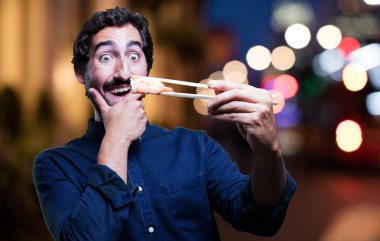 Genç adam yemek suşi