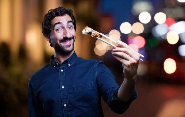 Genç adam yemek suşi