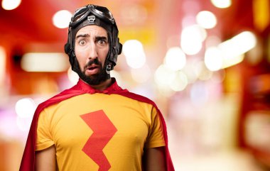 korkmuş ifade ile deli süper kahraman