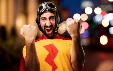 zafer işareti ile deli süper kahraman