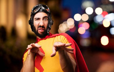 kusmuk hareketi ile deli süper kahraman