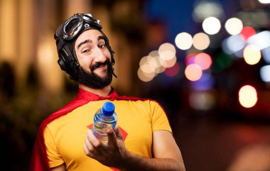 su şişesi ile deli süper kahraman