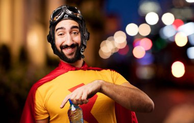 su şişesi ile deli süper kahraman