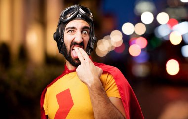 kusmuk hareketi ile deli süper kahraman