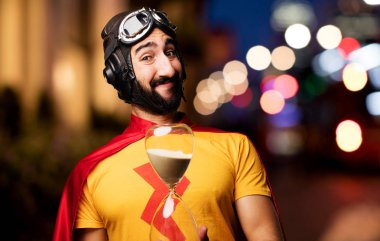 kum saati ile deli süper kahraman