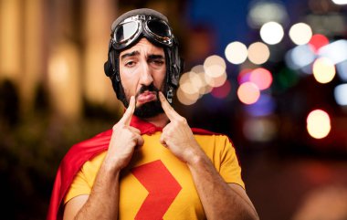 üzgün ifade ile deli süper kahraman