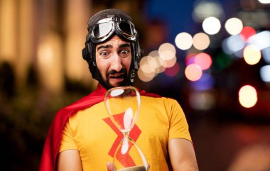 kum saati ile deli süper kahraman