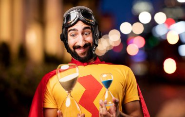 kum saati ile deli süper kahraman