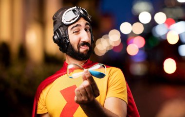 kum saati ile deli süper kahraman