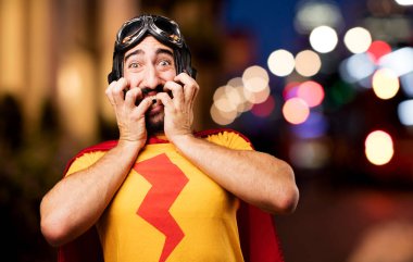 deli süper kahraman korkuttu