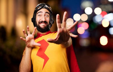 deli süper kahraman korkuttu