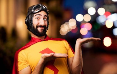 deli süper kahraman gösteren jest