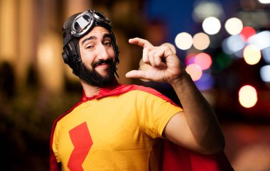 deli süper kahraman gösteren jest