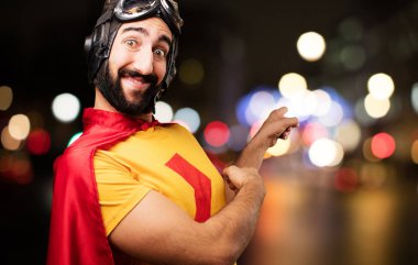 deli süper kahraman gösteren jest