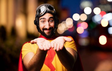 deli süper kahraman gösteren jest