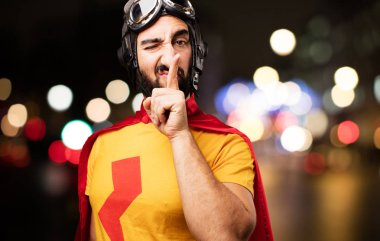 sessizlik hareketi ile deli süper kahraman